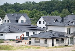 Neubauhäuser stehen in einer Wohnsiedlung - Sebastian Gollnow/dpa/dpa-tmn
