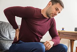Ein Mann hat Rückenschmerzen - Christin Klose/dpa-tmn