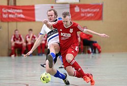 Zwei Könner im Zweikampf: Lüerdissens Spielertrainer Tim Steffen (links) setzt sich mit Barntrups Immergrün Ingo Brand auseinander. Foto: Paul Cohen - Paul Cohen(LZ)