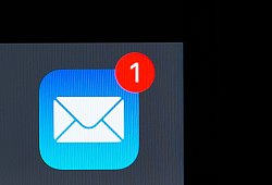 App für E-Mails ist auf einem Display zu sehen - Silas Stein/dpa/dpa-tmn
