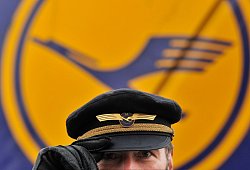 Lufthansa-Pilot - picture alliance / Boris Roessler/dpa