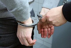 Ein Mann ist dringend tatverdächtig einen 33-Jährigen in Delbrück niedergestochen zu haben. - (Symbolbild) Pixabay