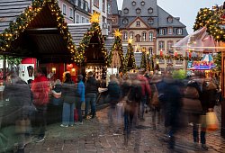 Menschen besuchen den Weihnachtsmarkt in Trier - Harald Tittel/dpa/dpa-tmn