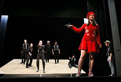 Rot trifft Schwarz-Weiß - Landestheater Detmold/Mathias Rümmler