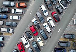 Voller Parkplatz - Jan Woitas/dpa/dpa-tmn