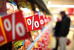 Prozentzeichen h&auml;ngen in einem Supermarkt an Regalen - Oliver Berg/dpa/dpa-tmn