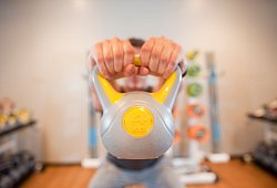 Sportler trainiert im Fitnessstudio mit Gewichten - Klaus-Dietmar Gabbert/dpa-tmn