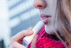 Frau trägt eine Lippenpflege auf - Christin Klose/dpa-tmn