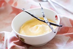 Vanillepudding in einer Schale - Franziska Gabbert/dpa-tmn