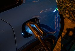 Porsche Macan E-Modell wird geladen - Manuel Hollenbach/Porsche/dpa-tmn