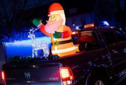 Weihnachtlich geschmücktes Auto bei einer Lichterfahrt - Moritz Frankenberg/dpa/dpa-tmn