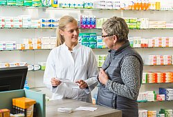 Kundenberatung in einer Apotheke - Benjamin Nolte/dpa-tmn