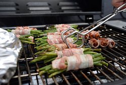 Speckbohnen auf einem Gasgrill - Andrea Warnecke/dpa-tmn