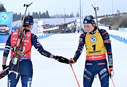 Julia Simon und Justine Braisaz-Bouchet (r) - Martin Schutt/dpa