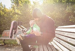 Ein Vater gibt Fläschchen - Christin Klose/dpa-tmn