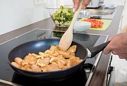 Ein Mann brät Hähnchenfleisch in einer Pfanne - Christin Klose/dpa-tmn