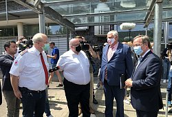 Ministerpräsident Armin Laschet (rechts) und Gesundheitsminister Karl-Josef Laumann (zweiter von rechts) im Gespräch mit dem Krisenstab. - Patrick Menzel