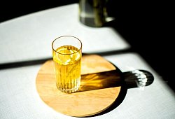 Ein Glas Eistee steht auf einem Tisch - Zacharie Scheurer/dpa-tmn