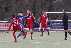 Zwei Torschützen stoppen den Lemgoer Spieler - Oliver König