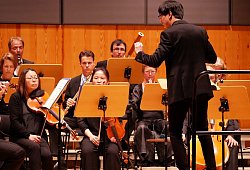 Präzise Einsätze: Taepyeong Kwak dirigiert das Symphonische Orchester des Landestheaters. - Thomas Krügler