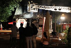 Fassungslos: Hilflos und entsetzt bobachtete die Pächterfamilie das Geschehen hinter der Absperrung. Sie waren von der Polizei informiert worden. - Simone Flörke