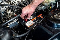 Ein Mann überprüft eine Autobatterie - Benjamin Nolte/dpa-tmn