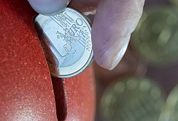 Sparen - Hendrik Schmidt/dpa