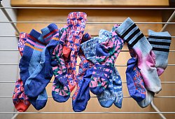 Socken auf einem W&auml;schest&auml;nder - Robert Michael/dpa/dpa-tmn