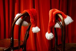 Weihnachtsm&uuml;tzen h&auml;ngen &uuml;ber St&uuml;hlen - Jens Kalaene/dpa-Zentralbild/dpa-tmn