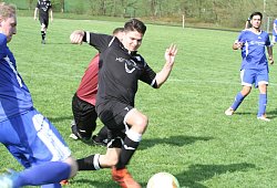 Hier vergibt er noch: Marco Bovino vom TuS Horn-Bad Meinberg bekommt den Ball nicht über die Linie, obwohl Keeper Paul Funk (verdeckt) schon geschlagen ist. Rischenaus Edgar Klassen (links) gibt alles. - Sebastian Lucas