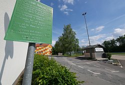 Klare Regelung: Nach Schulschluss ist das Heiligenkirchener Schulgelände für alle über zwölf Jahren tabu. Die Polizei vermutet hier einen Treffpunkt von Jugendlichen, die dann marodierend durch den Ortsteil ziehen. Sie bittet deshalb um Hinweise. - Jost Wolf