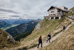 Wanderer auf dem Weg zur Bad Kissinger Hütte bei Pfronten - Nicolas Armer/dpa/dpa-tmn