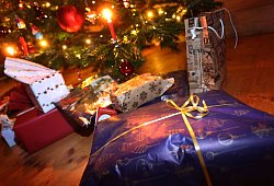 Geschenke unter Weihnachtsbaum - Karl-Josef Hildenbrand/dpa