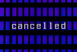 Ein Flug wird auf der Anzeigetafel als gestrichen ausgewiesen - Robert Michael/dpa-Zentralbild/dpa-tmn