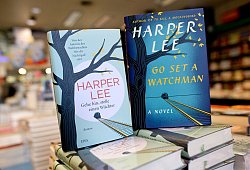 Ein Roman von Harper Lee in deutscher und englischer Fassung - picture alliance / dpa