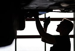 Ein Mechaniker begutachtet ein KFZ in einer Autowerkstatt - David-Wolfgang Ebener/dpa/dpa-tmn