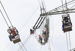 an-winkelabspannmasten-treffen-die-leiterseile-zweier-abspannabschnitte-aufeinander-diese-werden-mittels-einer-schlaufe-verbunden - TenneT