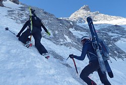 Skitourengeher im Wettersteingebirge - Angelika Warmuth/dpa/dpa-tmn