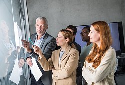 Arbeitswelten - Meeting mit Kollegen - Christin Klose/dpa-tmn