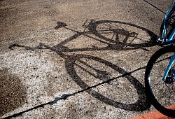 Schatten eines Fahrrads auf dem Boden - Zacharie Scheurer/dpa-tmn