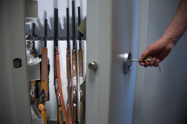 Ein gepanzerter Waffenschrank mit Langwaffen. - © picture alliance /dpa/Symbolbild