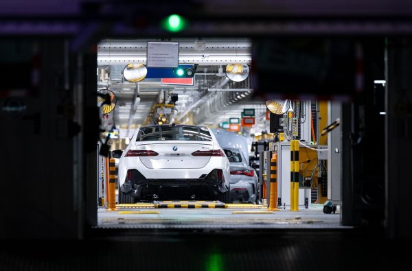 BMW will in Straßkirchen jährlich rund 600.000 Hochvoltakkus montieren, die dann in Dingolfing, Regensburg und München in die Elektroautos eingebaut werden. - © Sven Hoppe/dpa