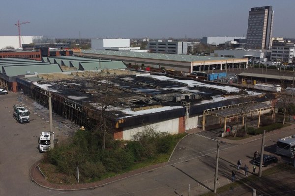 Blick auf die ausgebrannte Abstellhalle der Rheinbahn in Düsseldorf. - © David Young/dpa/Archivbild