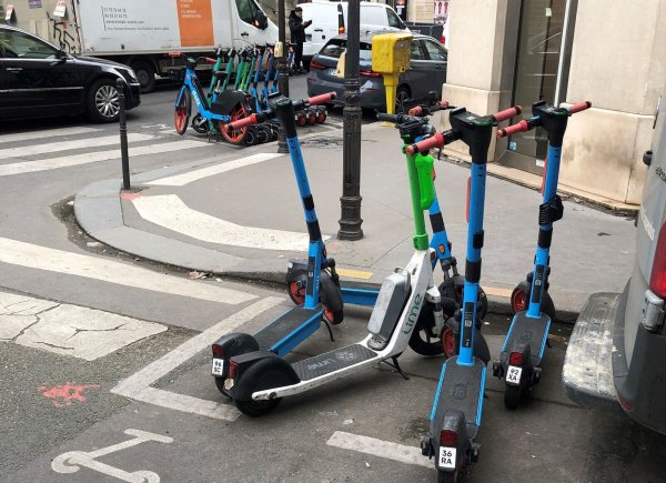 E-Scooter wurden in Paris zum Streitthema, weil sie oft Gehwege blockierten und die Verkehrssicherheit in Gefahr geriet. - © Michael Evers/dpa