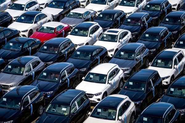 Neuwagen am Autoterminal in Bremerhaven: McKinsey rät zu einer neuen China-Strategie (Symbolbild). - © Sina Schuldt/dpa