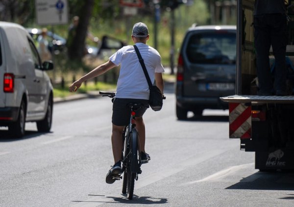 Verkehrsverbänden fehlt bei der Ampel-Koalition eine Gesamtstrategie für die Verkehrsträger Straße, Schiene und Radwege. - © Monika Skolimowska/dpa