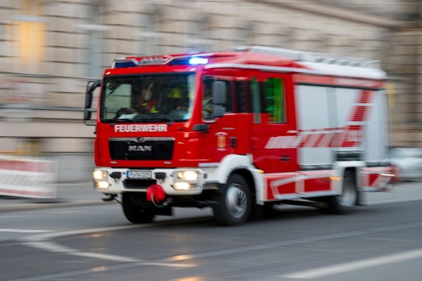 Ein Feuerwehrfahrzeug ist mit Blaulicht auf Einsatzfahrt. - © Monika Skolimowska/dpa-Zentralbild/ZB/Symbolbild