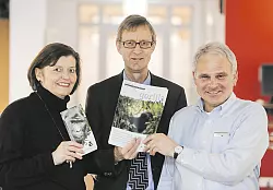Engagiert: Marion Henkenjohann (v. l.), Burkhard Br&ouml;cker und Dieter K&uuml;hnel wollen den Verein "Berggorilla und Regenwald Direkthilfe" in OWL bekannter machen. - &copy; Oliver Krato