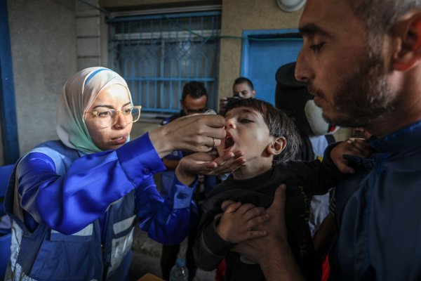 590.000 Kinder unter zehn Jahren sollen die zweite Polio-Impfdosis erhalten. - © Abed Rahim Khatib/dpa
