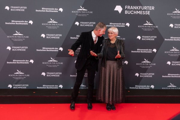 Kulturstaatsministerin Claudia Roth ist mit ihrem italienischen Kollegen zur Buchmesse nach Frankfurt gekommen (Foto aktuell). - © Helmut Fricke/dpa